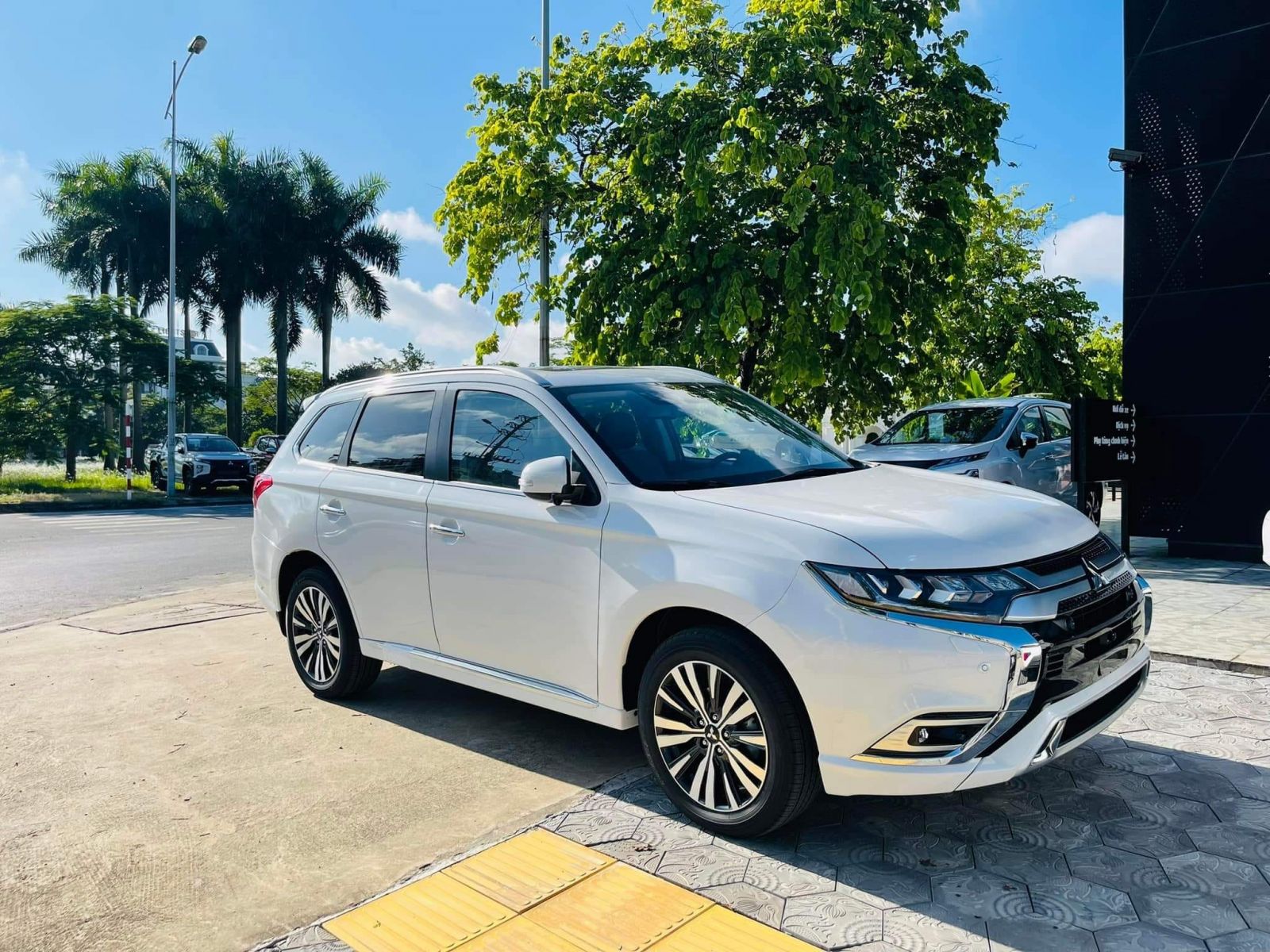 Mitsubishi Outlander Màu Trắng