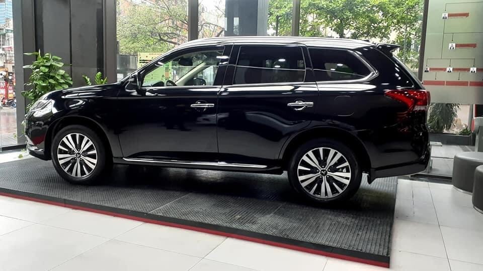 Phần thân xe Mitsubishi Outlander 2022